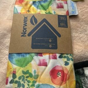 Norwex Colorful Window Cloth Mitt, BacLock